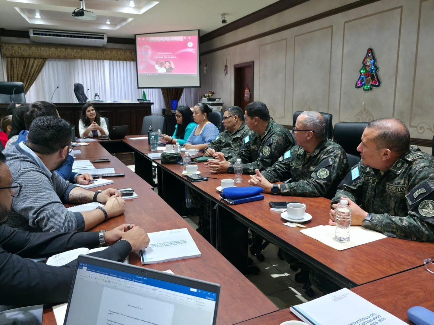 Comisión Interventora del INP entrega copia del borrador del Plan Estratégico del SIPENA- Honduras 2026-2030 

 